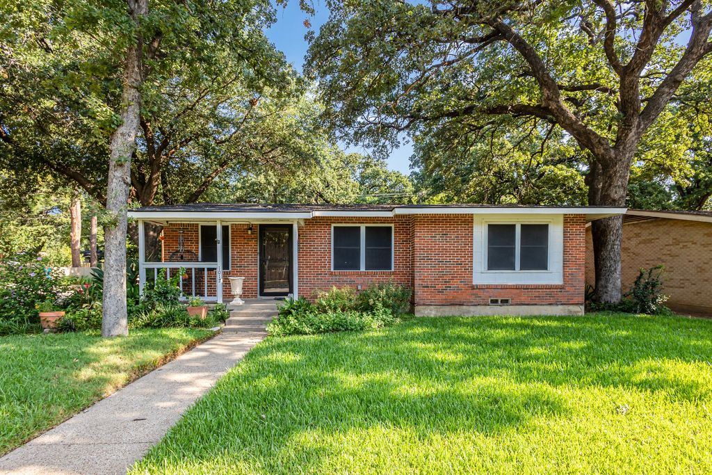 1017 W Tucker Boulevard, Arlington, TX 76013