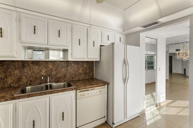 4090 NW 42nd Avenue 309, Lauderdale Lakes, FL 33319