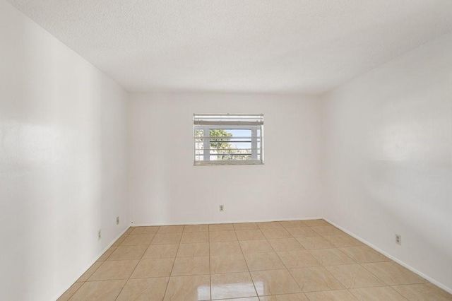 4090 NW 42nd Avenue 309, Lauderdale Lakes, FL 33319