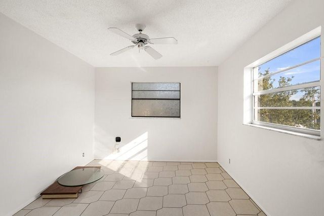 4090 NW 42nd Avenue 309, Lauderdale Lakes, FL 33319
