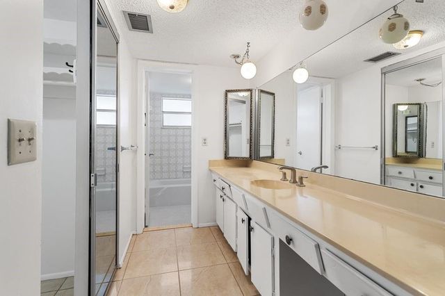 4090 NW 42nd Avenue 309, Lauderdale Lakes, FL 33319