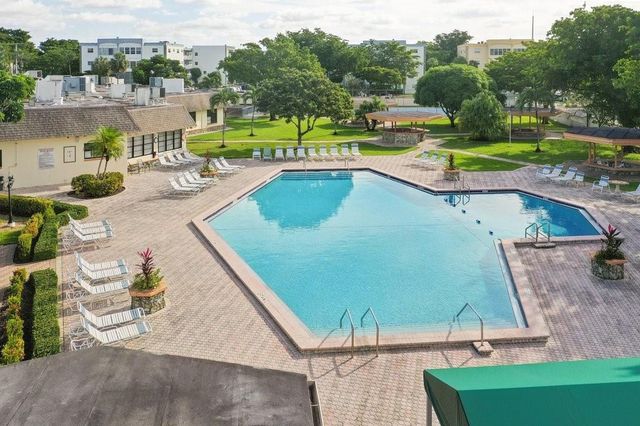 4090 NW 42nd Avenue 309, Lauderdale Lakes, FL 33319
