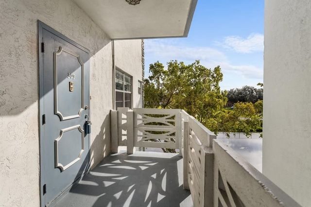 4090 NW 42nd Avenue 309, Lauderdale Lakes, FL 33319