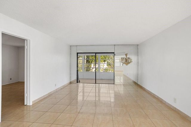 4090 NW 42nd Avenue 309, Lauderdale Lakes, FL 33319