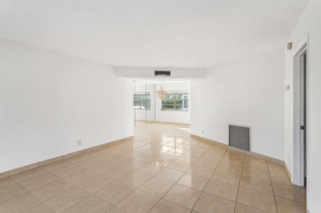 4090 NW 42nd Avenue 309, Lauderdale Lakes, FL 33319