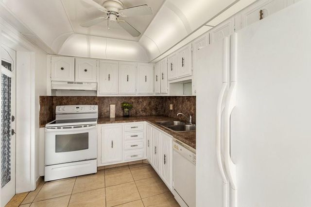 4090 NW 42nd Avenue 309, Lauderdale Lakes, FL 33319