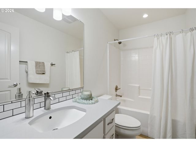 917 N HERON Dr, Ridgefield, WA 98642