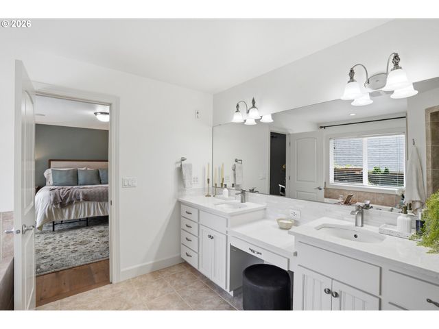 917 N HERON Dr, Ridgefield, WA 98642