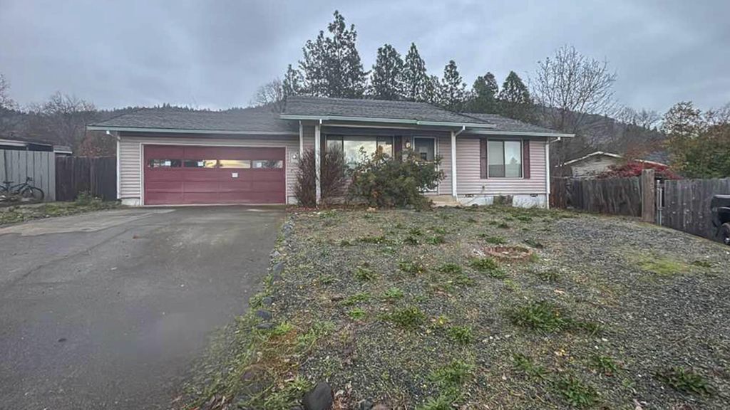 1023 NE Primrose Place, Grants Pass, OR 97526