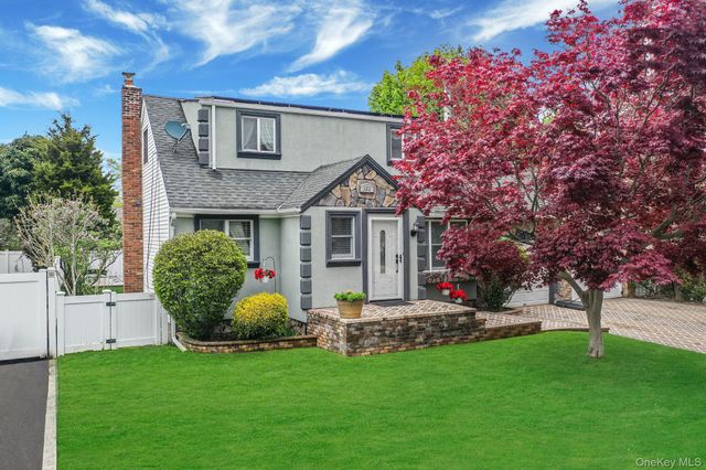 320 28th Street, Lindenhurst, NY 11757