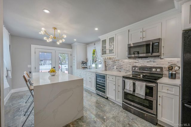 320 28th Street, Lindenhurst, NY 11757