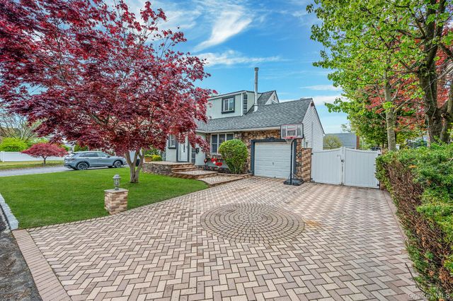 320 28th Street, Lindenhurst, NY 11757
