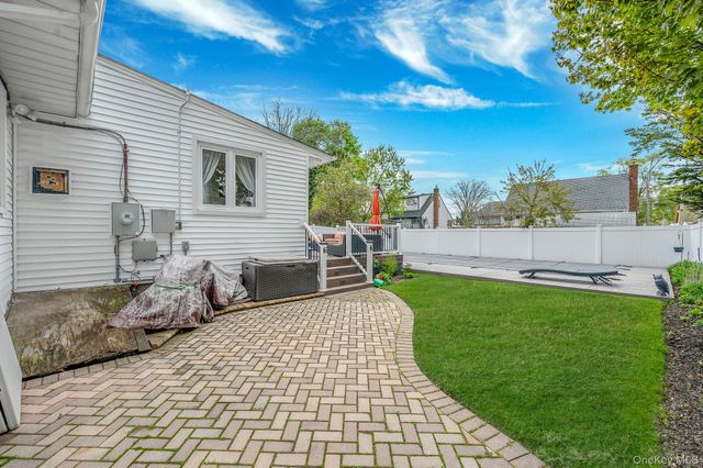 320 28th Street, Lindenhurst, NY 11757