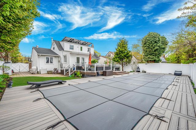 320 28th Street, Lindenhurst, NY 11757