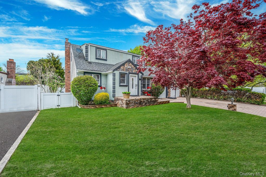 320 28th Street, Lindenhurst, NY 11757