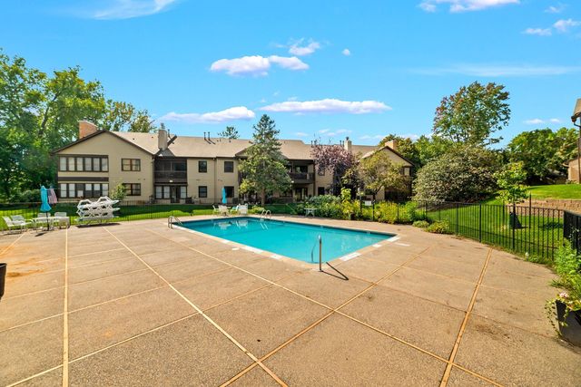 7019 W 110th Street Circle 15, Bloomington, MN 55438