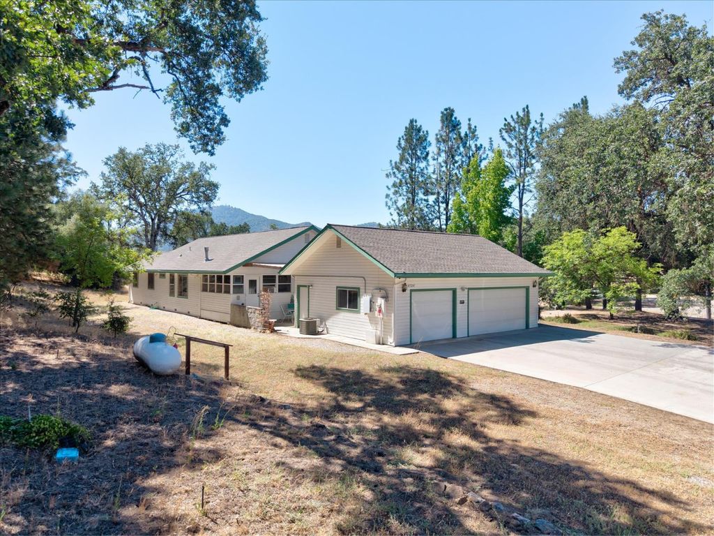 Image 4 of property listing at 45241 Dillon Drive, Ahwahnee, CA 93601