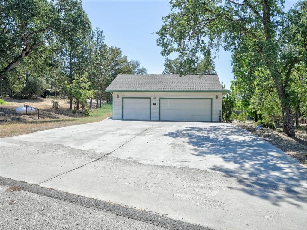 Image 5 of property listing at 45241 Dillon Drive, Ahwahnee, CA 93601