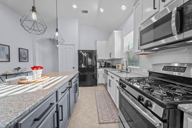 2611 Winding Creek Way, Conroe, TX 77385