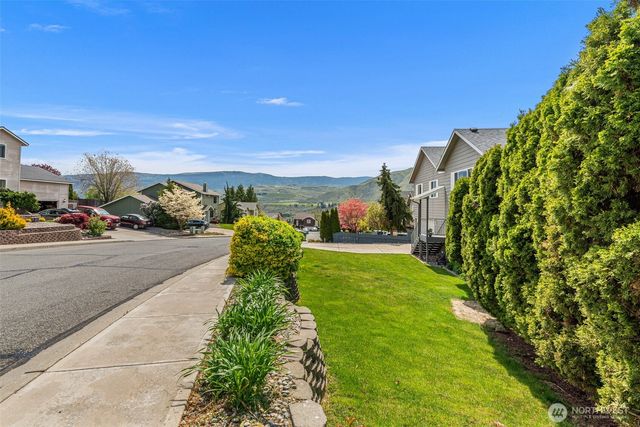 712 S Lexington Place, East Wenatchee, WA 98802