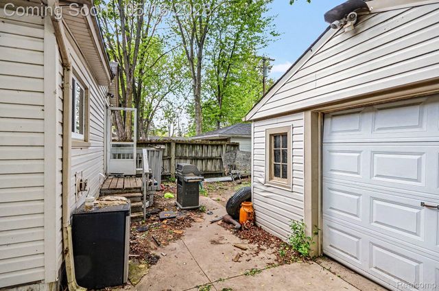 2126 Roslyn Road, Grosse Pointe Woods, MI 48236