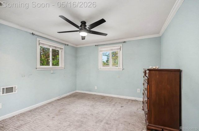 2126 Roslyn Road, Grosse Pointe Woods, MI 48236