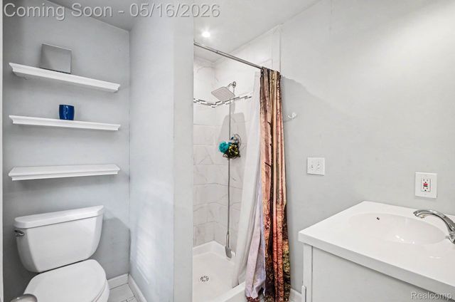 2126 Roslyn Road, Grosse Pointe Woods, MI 48236