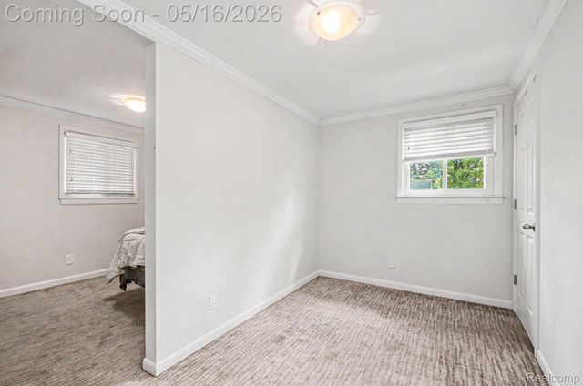 2126 Roslyn Road, Grosse Pointe Woods, MI 48236
