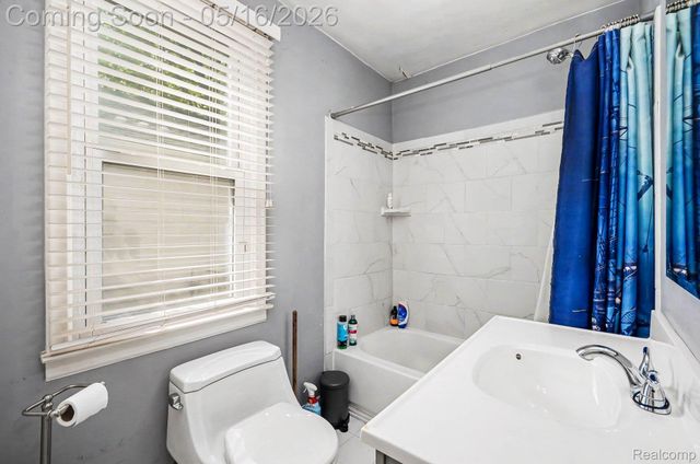 2126 Roslyn Road, Grosse Pointe Woods, MI 48236