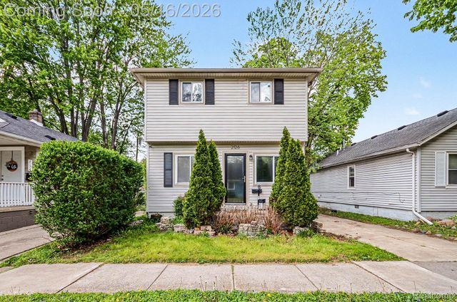 2126 Roslyn Road, Grosse Pointe Woods, MI 48236