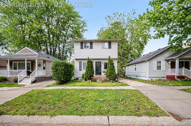 2126 Roslyn Road, Grosse Pointe Woods, MI 48236