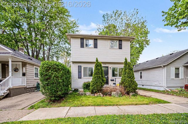 2126 Roslyn Road, Grosse Pointe Woods, MI 48236