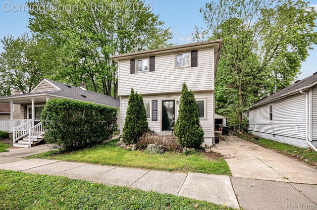 2126 Roslyn Road, Grosse Pointe Woods, MI 48236