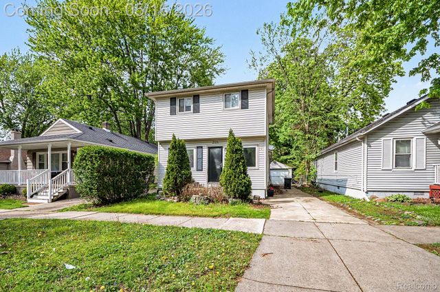 2126 Roslyn Road, Grosse Pointe Woods, MI 48236