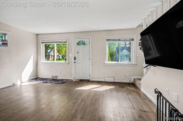2126 Roslyn Road, Grosse Pointe Woods, MI 48236