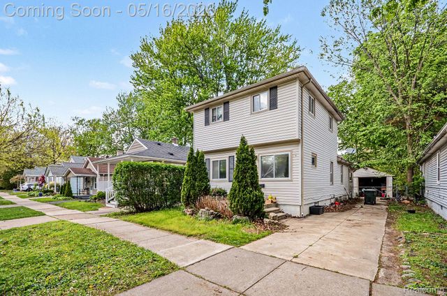 2126 Roslyn Road, Grosse Pointe Woods, MI 48236