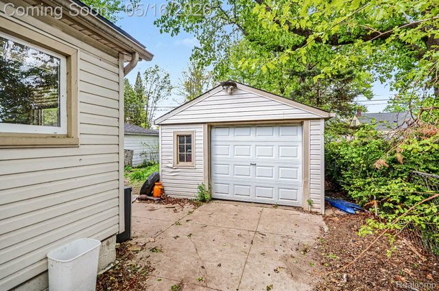 2126 Roslyn Road, Grosse Pointe Woods, MI 48236