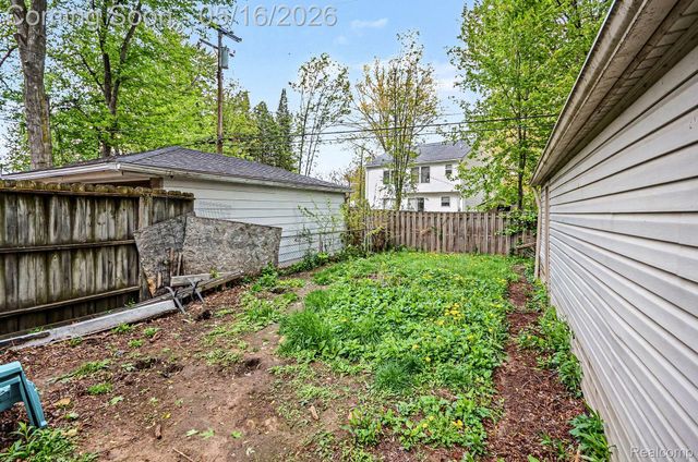 2126 Roslyn Road, Grosse Pointe Woods, MI 48236