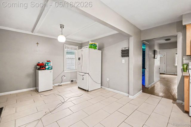 2126 Roslyn Road, Grosse Pointe Woods, MI 48236