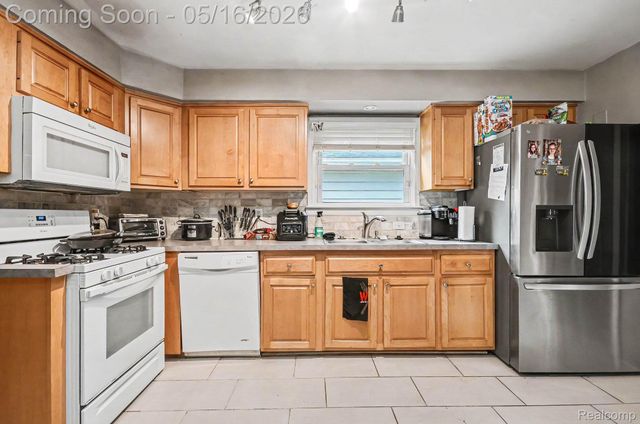 2126 Roslyn Road, Grosse Pointe Woods, MI 48236