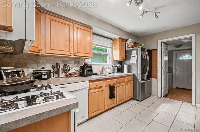 2126 Roslyn Road, Grosse Pointe Woods, MI 48236