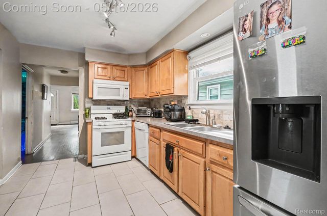 2126 Roslyn Road, Grosse Pointe Woods, MI 48236