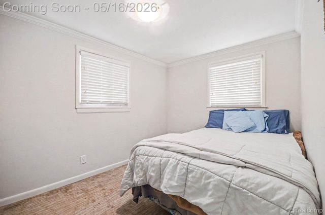 2126 Roslyn Road, Grosse Pointe Woods, MI 48236