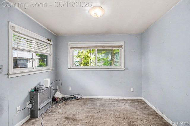 2126 Roslyn Road, Grosse Pointe Woods, MI 48236