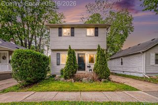 2126 Roslyn Road, Grosse Pointe Woods, MI 48236