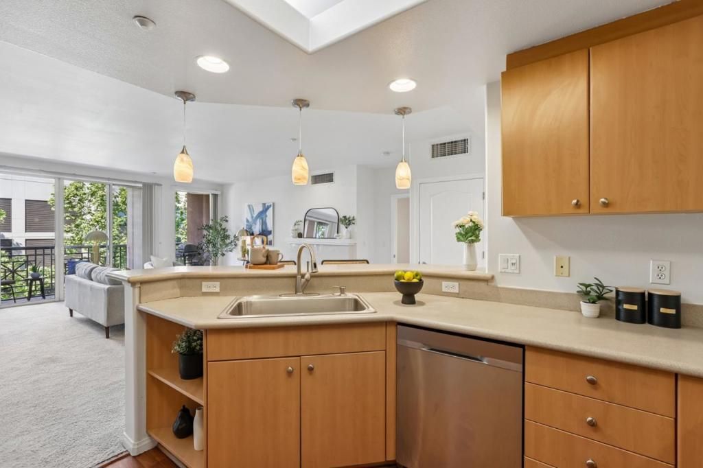 Image 11 of property listing at 130 E San Fernando Street 508, San Jose, CA 95112