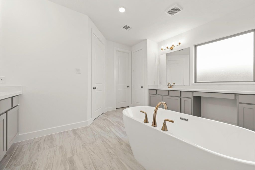 Image 9 of property listing at 26614 Astrid Heights Road, Richmond, TX 77406