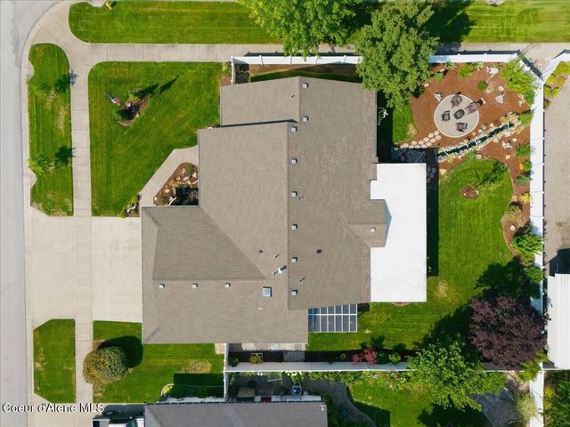 7464 N Barbie St, Coeur D'alene, ID 83815