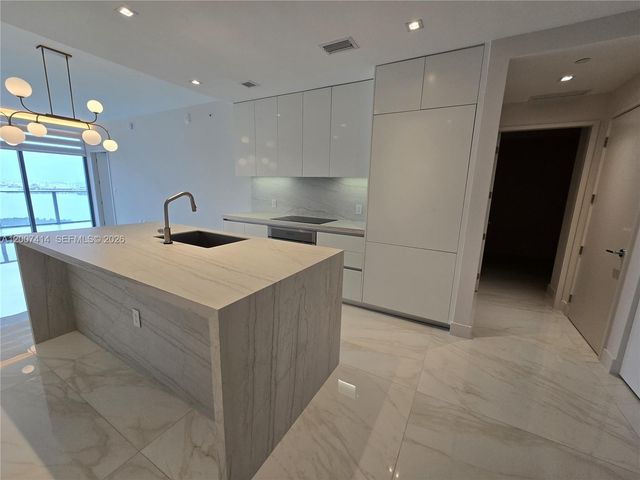 700 NE 24 ST 3104, Miami, FL 33137