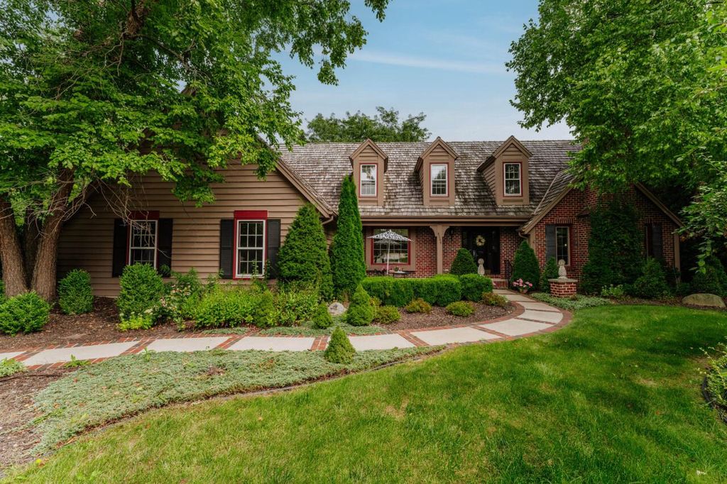 8266 S Country Club CIRCLE, Franklin, WI 53132